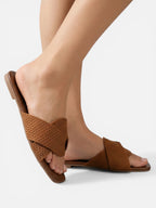 Women’s Minimalist Flat Sandals with Textured Cross Strap Design